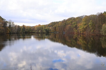 Fototapeta premium Aussicht auf einen idyllischen kleinen Stausee nahe Dippoldiswalde in der malerischen Sächsischen Schweiz.