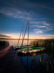 Żagl&oacute;wki na tle zachodzącego słońca. Warmia Mazury