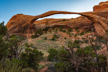Landscape Arch dans le Devils Garden de Arches National Park, Utah, USA. La roche s'est creusée au fil des millénaires pour former ces magnifiques arches rouges naturelles.