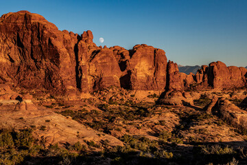 Panorama au coucher du soleil de Arches National Park, Utah, USA, avec la lune dans le ciel bleu au dessus des roches rouges.
