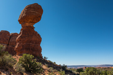 Balanced Rock à Arches National Park, Utah, USA. Plusieurs tonnes de roche rouge comme en équilibre au milieu du désert.