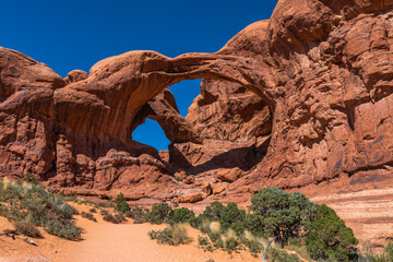 Double Arch à Arches National Park, Utah, USA. La roche s'est creusée au fil des millénaires pour former ces magnifiques arches rouges naturelles.