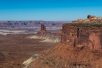 Canyonlands National Park, immense parc national des etats-unis d'amerique proche de Moab, Utah. Composé d'immenses canyon et du fleuve Colorado. Paysage sublime avec ciel bleu et roche rouge.