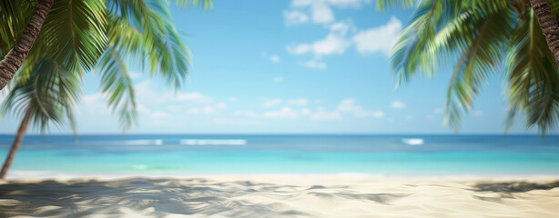 Fondo desenfocado de una bella playa paradisiaca de arena fina y blanca con dos hermosas palmeras, sobre fondo de mar azul en calma  y cielo con nubes blancas, concepto fondos de vacaciones de verano