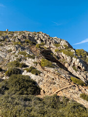 Malerischer Wanderweg in den spanischen Bergen