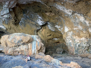 Gigantische Höhle mit Öffnung zum Mittelmeer