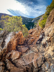 Malerischer Wanderweg in den spanischen Bergen