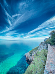 Felsige Bucht an der spanischen Küste mit blauem Wasser