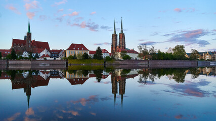 Widok na Ostrów Tumski we Wrocławiu z bulwaru Dunikowskiego