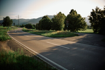 Landstraße im Abendlicht durch die Natur