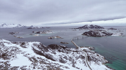 Insel Sommaroy in Norwegen im Winter mit kahlen Bäumen und Meer 2