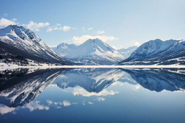 spiegelndes Wasser im Fjord in Norwegen vor Berglandschaft.