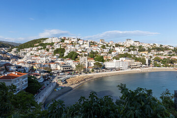 Obraz premium Montenegro: Panoramablick auf die Stadt Ulcinj mit Bucht