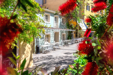 Wunderschöne farbenfrohe Gasse in der Altstadt von Korfu Stadt
