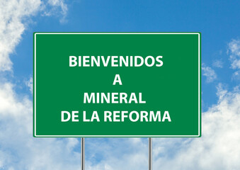 Siguiente salida Bienvenidos a mineral de la reforma una señal verde sobre fondo de cielo azul. Colección de señales de tráfico conceptuales
