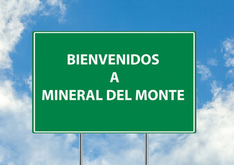 Siguiente salida Bienvenidos a mineral del monte una señal verde sobre fondo de cielo azul. Colección de señales de tráfico conceptuales