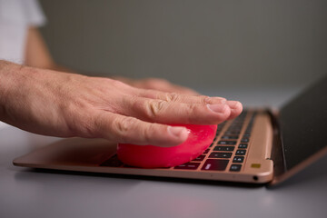 Clean your keyboard easily with a gel cleaner, an efficient solution for a dustfree workspace