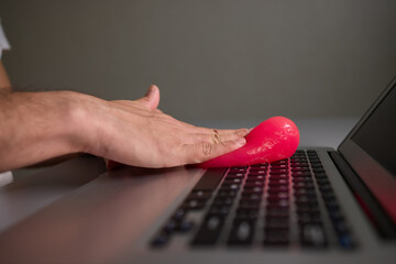 Clean your keyboard easily with a gel cleaner, an efficient solution for a dustfree workspace