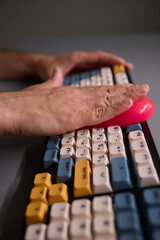 Clean your keyboard easily with a gel cleaner, an efficient solution for a dustfree workspace