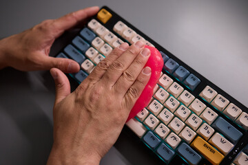 Clean your keyboard easily with a gel cleaner, an efficient solution for a dustfree workspace