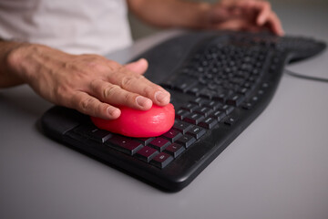 Clean your keyboard easily with a gel cleaner, an efficient solution for a dustfree workspace
