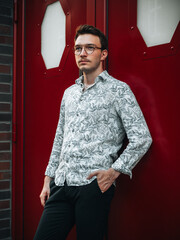 Młody mężczyzna na eleganckiej sesji zdjęciowej w postprzemysłowej części Katowic - Nikiszowcu