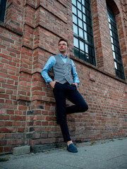 Młody mężczyzna na eleganckiej sesji zdjęciowej w postprzemysłowej części Katowic - Nikiszowcu