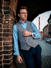 Młody mężczyzna na eleganckiej sesji zdjęciowej w postprzemysłowej części Katowic - Nikiszowcu