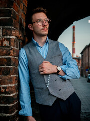 Młody mężczyzna na eleganckiej sesji zdjęciowej w postprzemysłowej części Katowic - Nikiszowcu