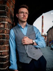 Młody mężczyzna na eleganckiej sesji zdjęciowej w postprzemysłowej części Katowic - Nikiszowcu