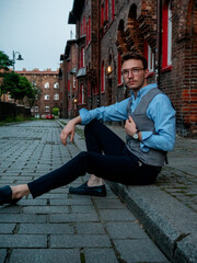 Młody mężczyzna na eleganckiej sesji zdjęciowej w postprzemysłowej części Katowic - Nikiszowcu