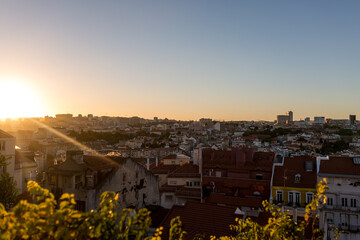Sonnenuntergang über Lissabon, Portugal im Herbst, Stadtaussicht, Aussicht und Sonnenstrahlen...