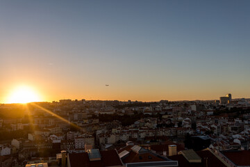 Sonnenuntergang über Lissabon, Portugal im Herbst, Stadtaussicht, Aussicht und Sonnenstrahlen genießen