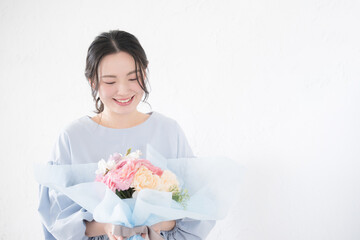 花束のプレゼントを受け取る若い女性