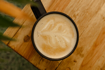 Taza de café con arte latte