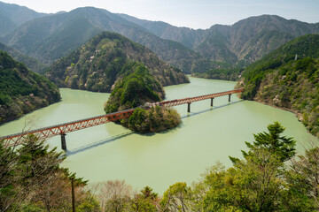 静岡県川根本町　春の奥大井湖上駅の景色