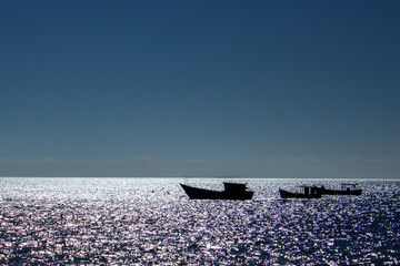 Silhueta de barcos no mar