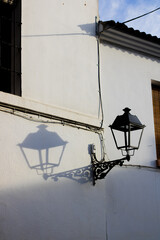 Farola, sombra, pared blanca 