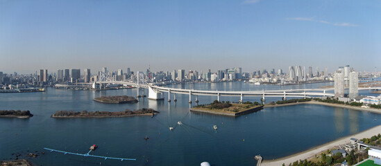 Obraz premium Rainbow Bridge and Tokyo cityscape panorama with Tokyo bay from Odaiba island