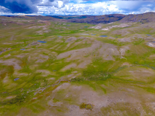 FOTO AEREA DE LAGUNA Y MONTAÑAS EN LA REGION AYACUCHO PERU 2024