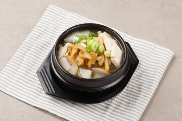  Soup made by tearing dried dried pollack into small pieces, adding green onions, and beating an egg.