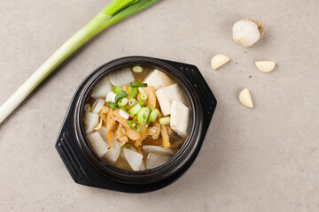  Soup made by tearing dried dried pollack into small pieces, adding green onions, and beating an egg.