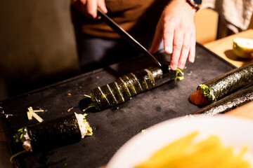Cutting sushi rolls with precision