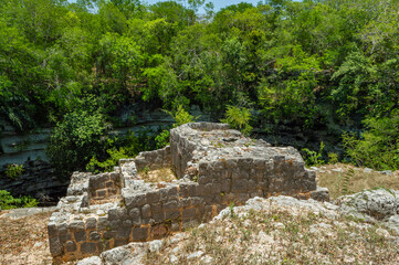 entrance to the sacred cenote in chichen itza 
