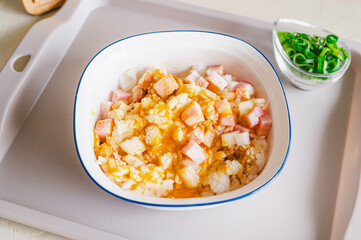 レンジで作るチャーハン　具材を合わせる