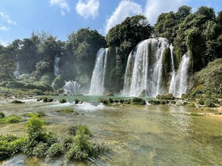 Obraz premium waterfall in the boundary between Vietnam and China