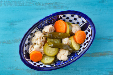 メキシコの野菜のエスカベーチェ 青背景　コピースペースあり 
Mexican Pickled Vegetables（Verduras en escabeche,Escabeche de verduras) on blue background with copy space
