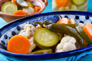 メキシコの野菜のエスカベーチェ 青背景　
Mexican Pickled Vegetables（Verduras en escabeche,Escabeche de verduras) on blue background 
