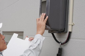 戸建てのメーターを点検する男性作業員
