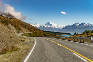 Fototapeta premium winding road to Mount Cook / NZ.